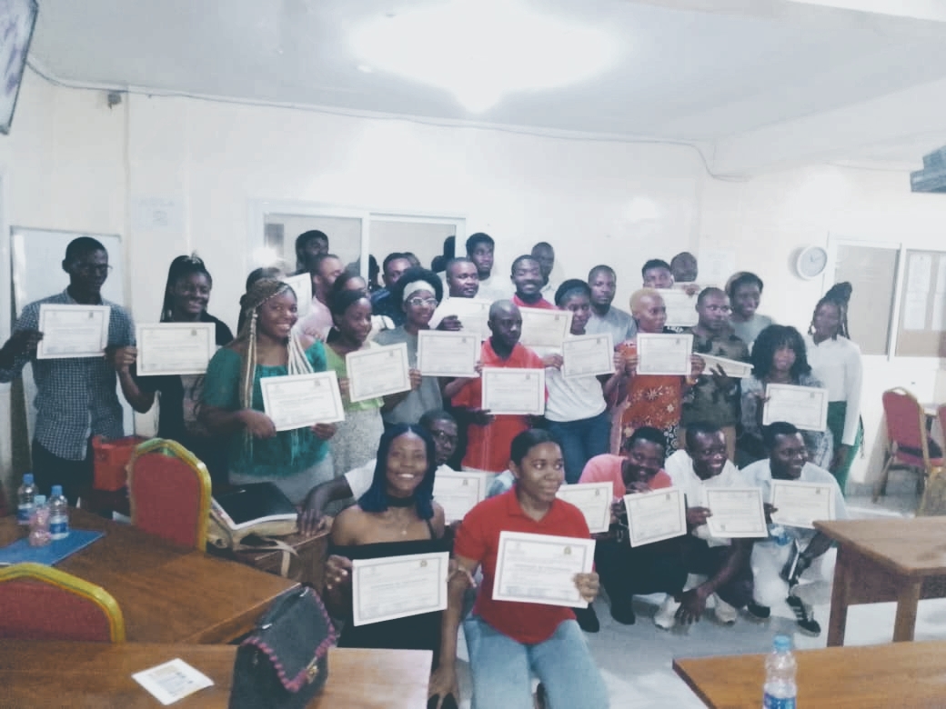 imagen de alumnos moctrando sus respectivos diplomas