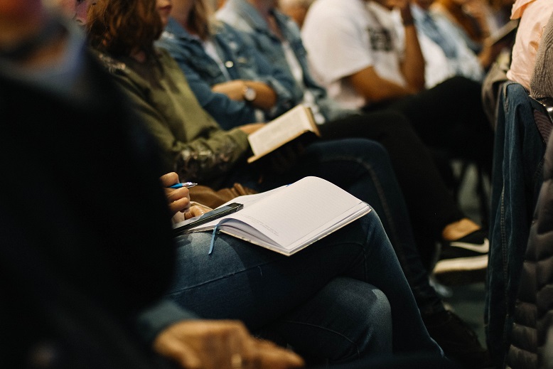 jovenes recibiendo un curso